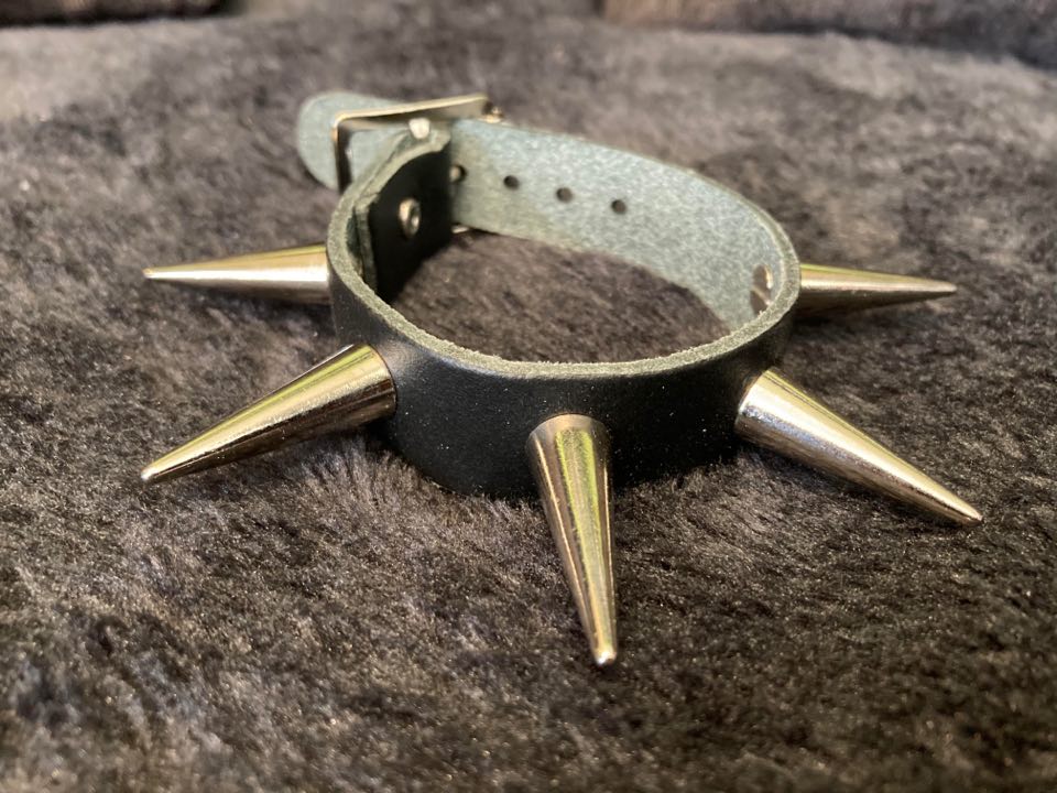 Medium Spiked Leather Wristband (1 Row)