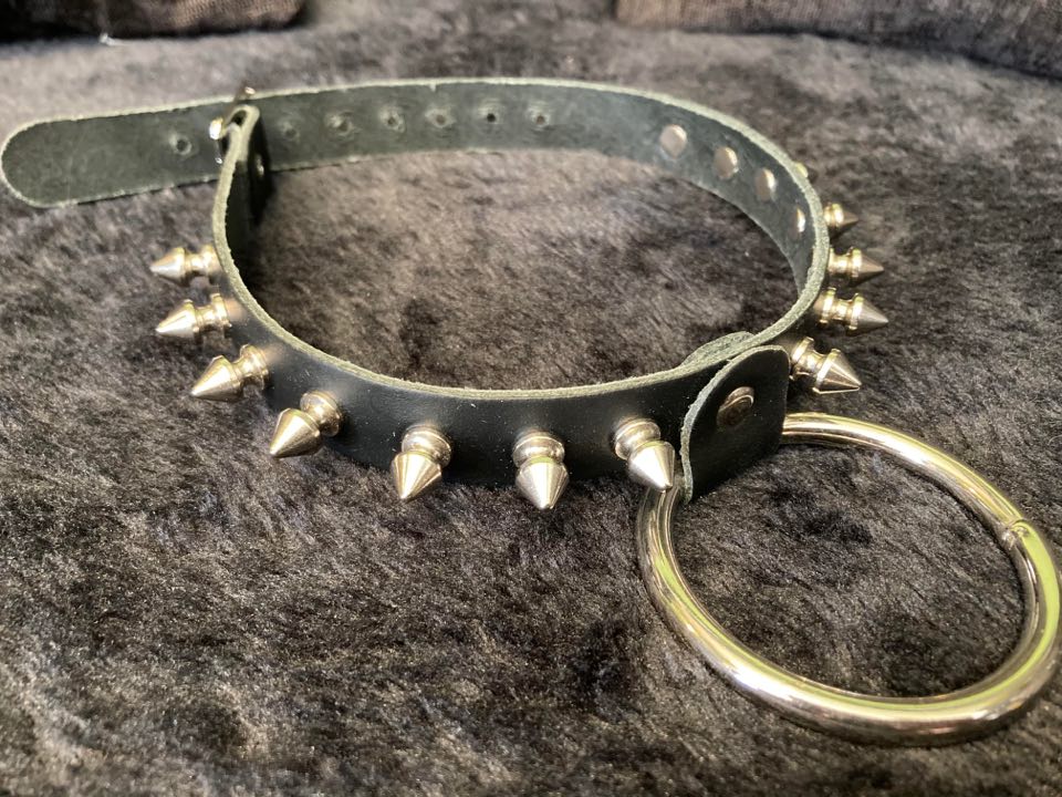 Spiked Neckband Choker with Ring (1 Row)